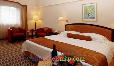 Beijing-Holiday-Inn-Lido-guestroom-1b
